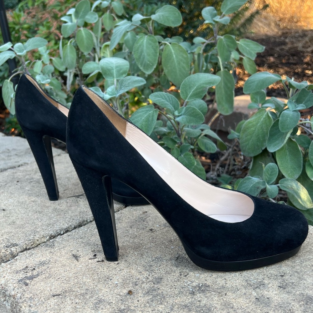 NWOB Giorgio Armani Size 38.5 Black Suede Rounded Toe Heel